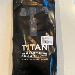 Titan goalkeeper gloves. Size 8.